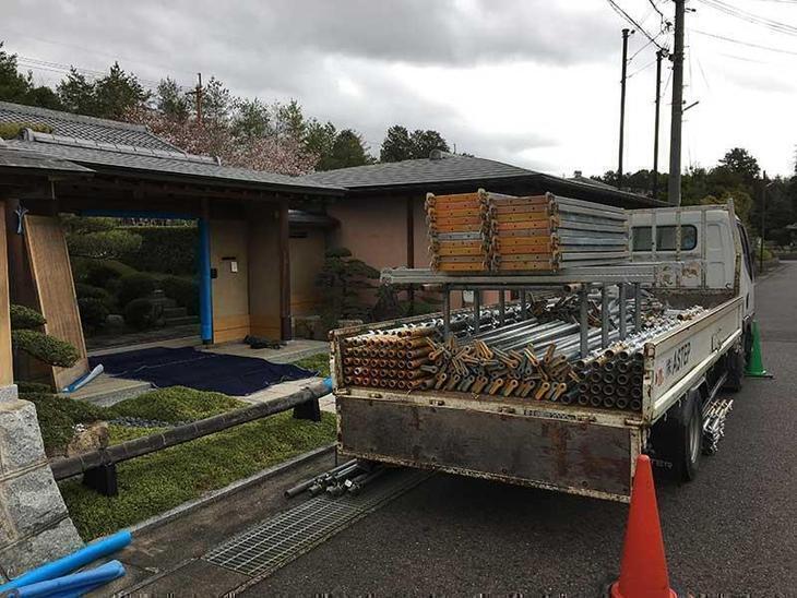 塗装に向け足場を組みます。これだけの材料を使います。担当：吉田