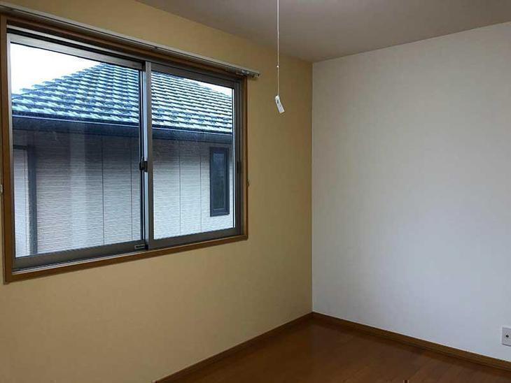 もう一部屋のクロス貼り替えが終わりました。オレンジのアクセントクロスが優しく温かい雰囲気です！担当：中村太亮
