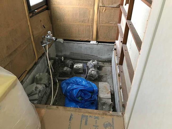 浴槽の解体が終わりました！次は設備配管・電気配線を仕込んでいきます。担当：山尾