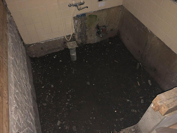 お風呂の解体が終わりました。このあと、設備や電気の仕込みをして土間にコンクリートを流していきます。担当：高田・馬渕