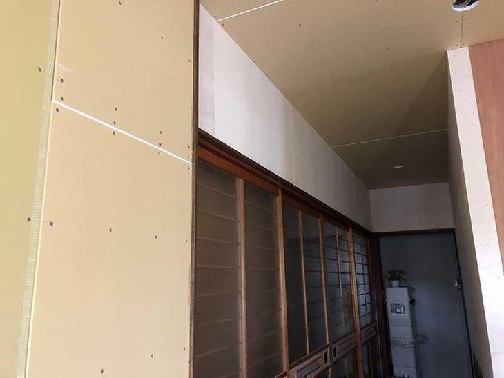玄関の壁下地をしています！このあとクロスを貼っていきます！担当：高田・中島健太