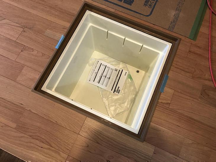 フローリングを貼った後に床下収納庫を取付けました。キッチンの近くに設置することで床下の点検ができます。担当：高田・馬渕