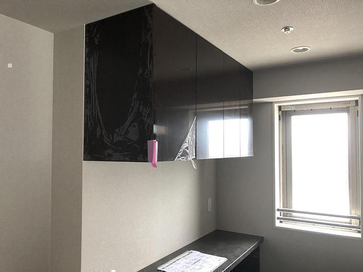 カップボードを取り付けています！担当：高田