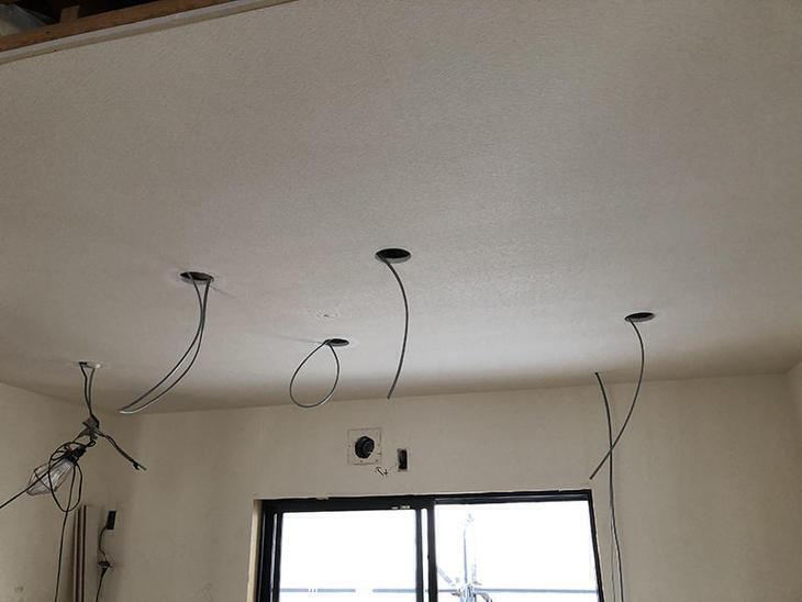 ダウンライトをつけるため、電気屋さんに開口してもらいました！担当：古屋
