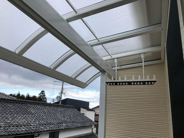 2階のバルコニーにテラス屋根を設置しました。三協アルミのテラスです。担当：高見