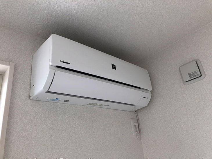 新しくエアコンを取付ました。シャープのエアコンです。担当：高見
