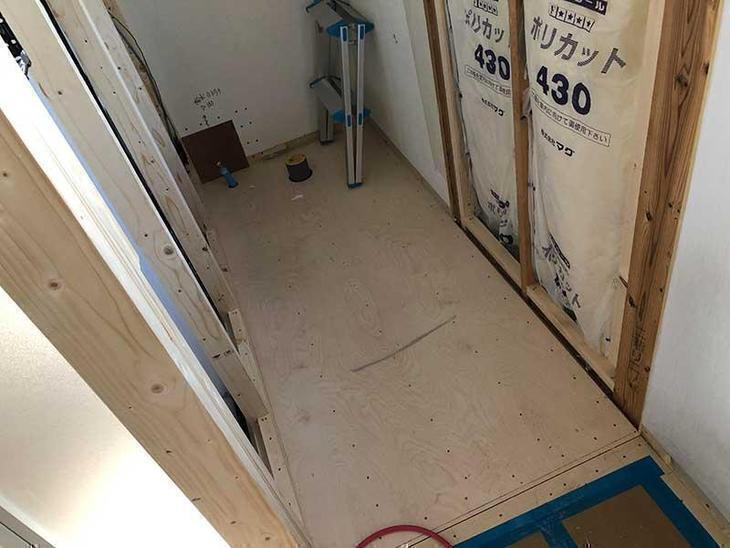 床を大工さんに貼ってもらい、排水管の立ち上げが完了しました。担当：古屋