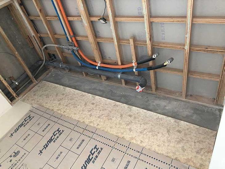 マンションのキッチンを解体しました。これから設備と電気の仕込み作業です。担当：高見