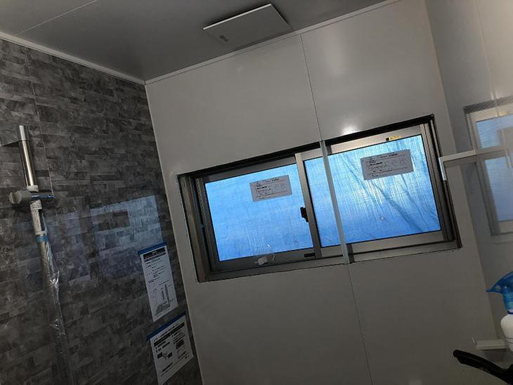 ユニットバスの組立中です！あとは窓枠を取付して、コーキングを打って完成です。担当：高見