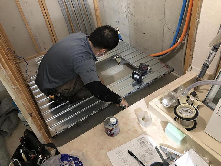 マンションのユニットバスを組み立てています。まずは床組みからしていきます！担当：高見