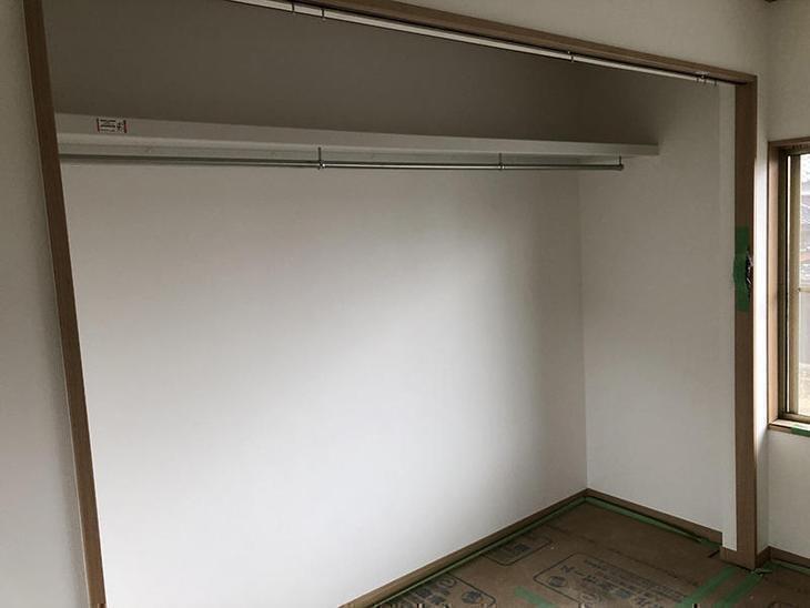 クローゼット内のクロスを貼りました。SINCOLのクロスです。担当：高見