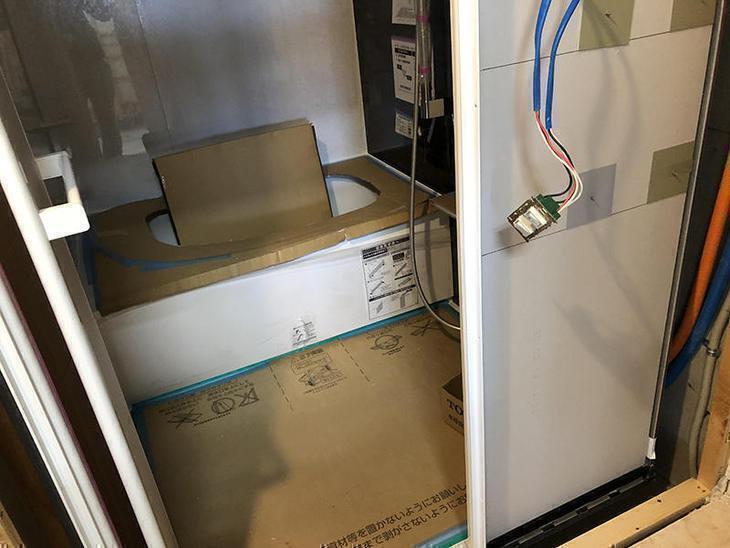 ユニットバスの組立が完了しました。まだ工事が続くので、床や浴槽は養生をしています！担当：高見