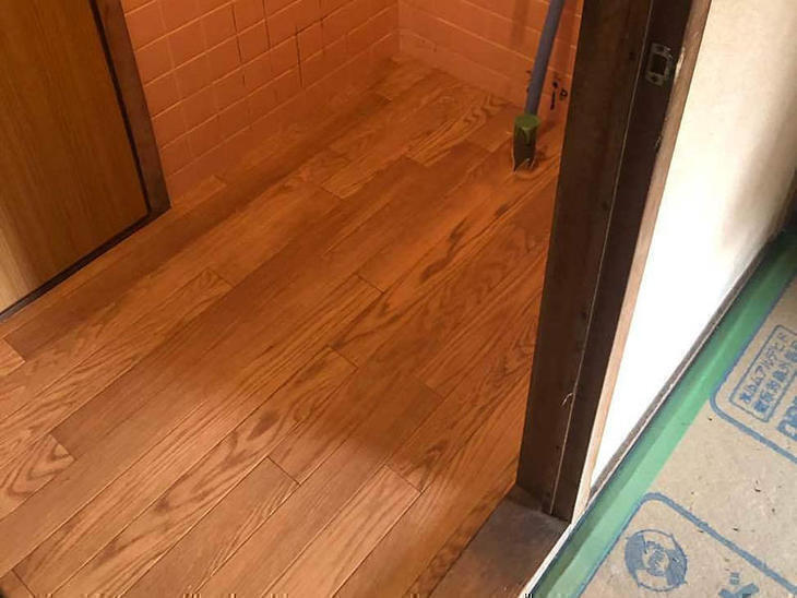 ベニヤ板の上に、クッションフロアを貼り仕上げました。洗面台を設置して完成です！担当：中島凌太