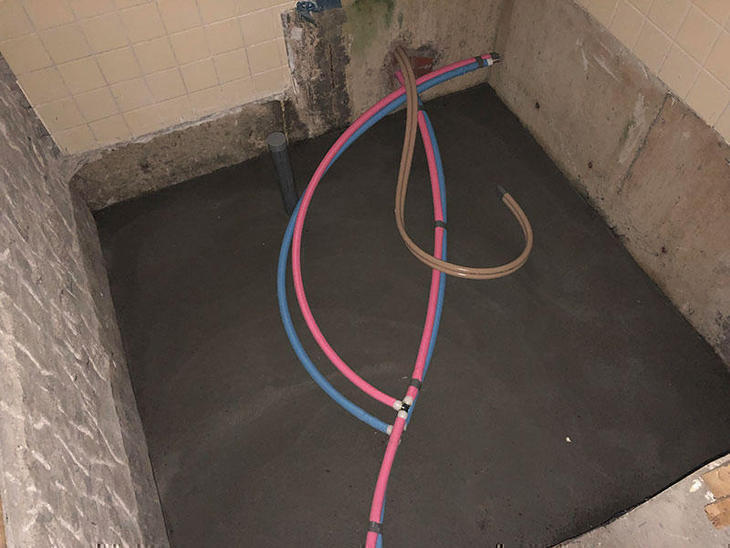 お風呂の解体後、設備配管の仕込みと土間をコンクリートで固めました。次はユニットバスを組み立てます。担当：高田・馬渕