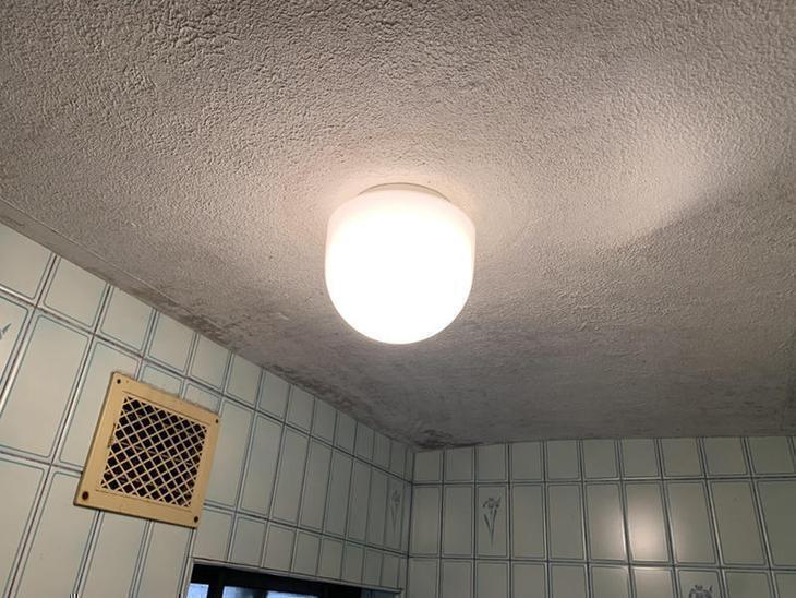 お風呂の照明交換とトイレのスイッチプレートの交換をしました。 担当：上田滉大・平塚