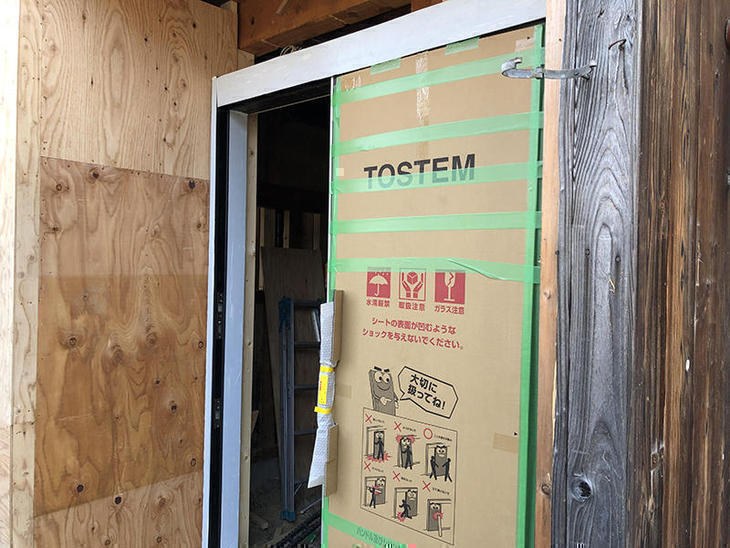 玄関のサッシ、建具がつきました。建具にキズがいかないように養生しています。担当：有田・馬渕
