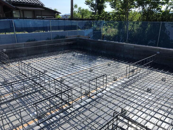 基礎配筋を組んでいます。役所の検査も受けています。担当：森井
