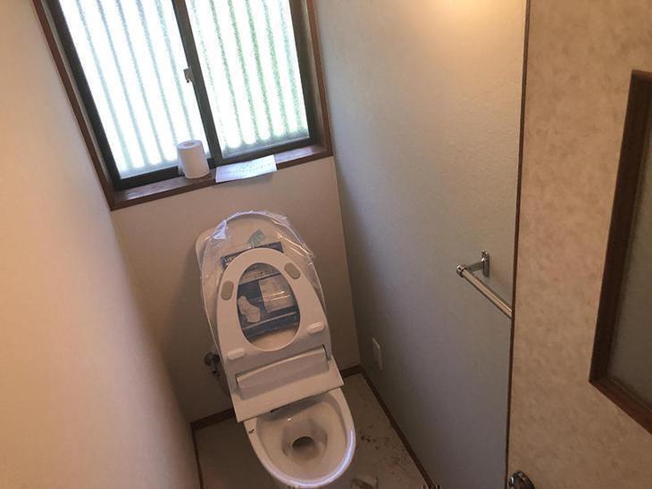 トイレ交換、クロス張り替えを行なってます！アクセントクロスがお洒落ですね！！担当：山中和樹