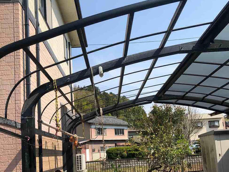 外壁塗装で足場を組むため、カーポートの屋根材を一旦外しました！担当：高見