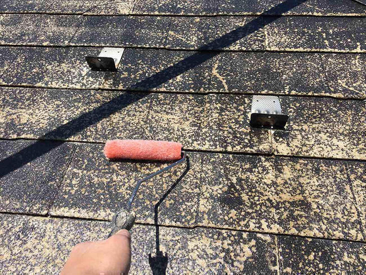 高圧洗浄で汚れを落としてから、屋根の下塗りをしていきます！担当：高見