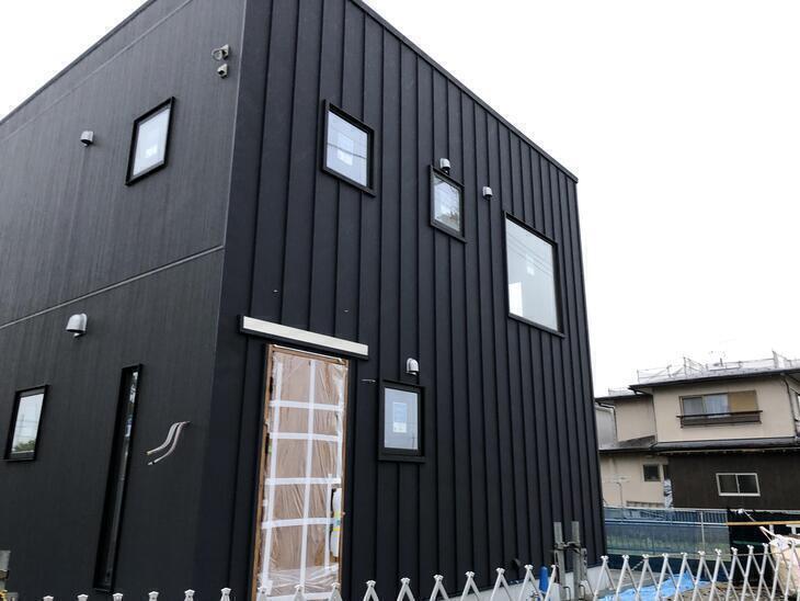 外壁材貼り付け完了のため足場解体をしました。担当：森井