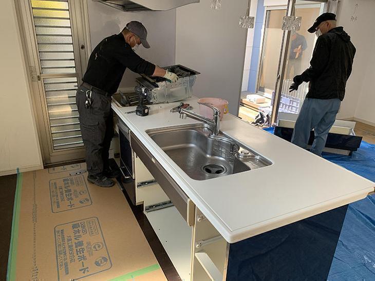 キッチンの解体をしていきます。担当：亀田・中村太亮