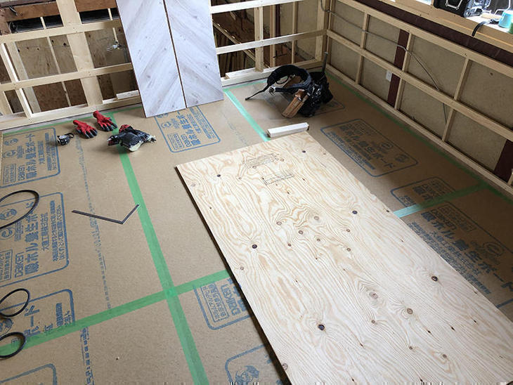 2階の子供室のフロアが貼れました。これは貼ったフロアの上に養生してます。担当：有田・馬渕