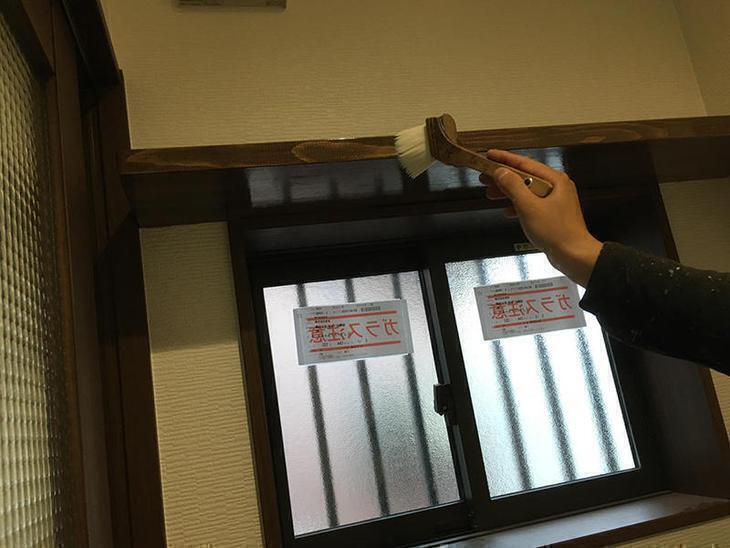 内部の棚板を周りの建材に合わせて塗装しています！この後、クロスを貼ればいよいよ完成です！担当：古屋・高見・白井