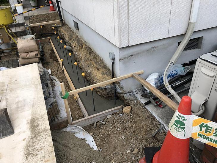 駐車場スペースを広げるために門塀やブロックを解体した後、土留めを積むベース基礎を打っています！担当：高田