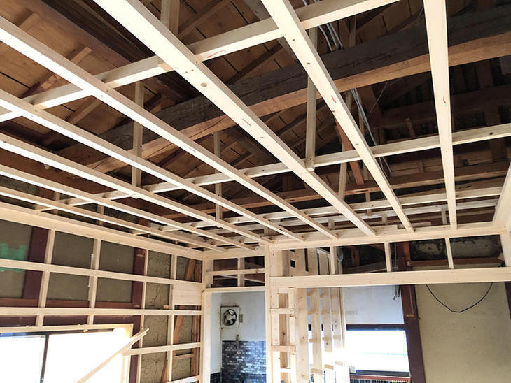 2階、寝室の天井下地ができました。断熱材をこれから入れていきます。担当：有田