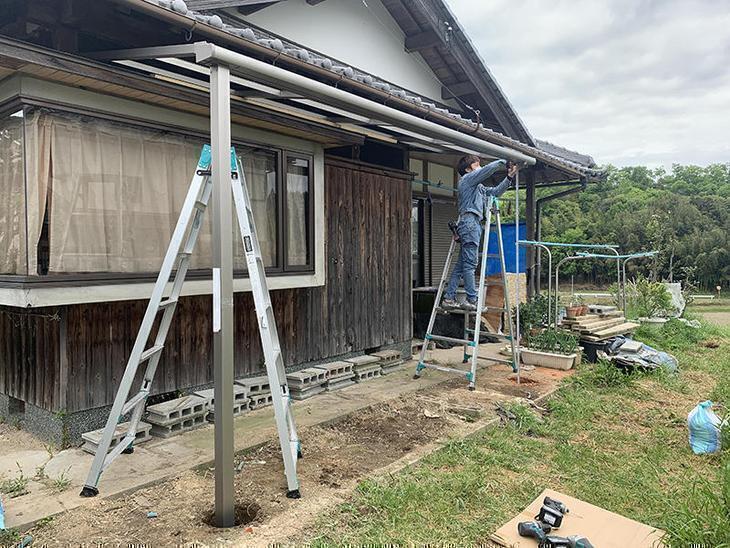 テラス屋根を設置しています。天候にも恵まれ、テンポ良く進んでいきます。担当：亀田
