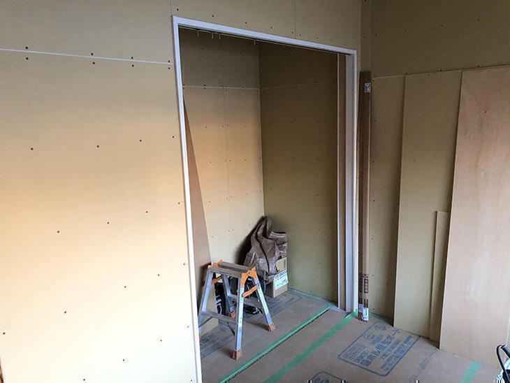 2階の子供部屋のクローゼットの枠をつけ、壁の石膏ボードもはりました。担当：有田・馬渕