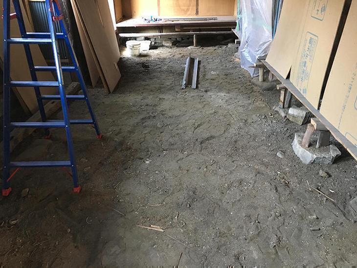 床も捲れ,土が露わになりました。しっかり乾燥していて通気がいい状態です。担当：吉田・古屋・白井