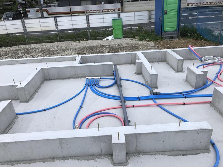 基礎内に先行配管を組んでいます。担当：森井