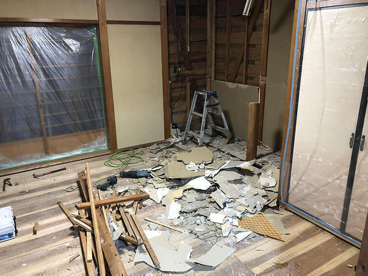 和室を解体しています。和室を洋室に変える工事をします。担当：有田