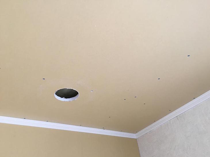 天井にダウンライトを入れます。器具に合わせて穴を開けます。担当：吉田・山尾