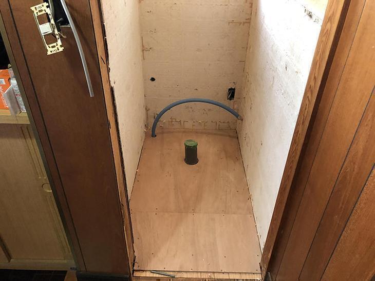 解体したトイレの床組みが出来ました。壁もクロス仕上げにしますので、天井・壁にベニヤ板を貼っていきます。担当：中島凌太