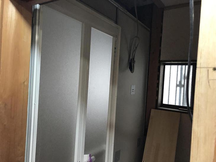 ユニットバス組み立てました。折れ戸の隣に壁を立ち上げて、完成になります。担当：中島凌太