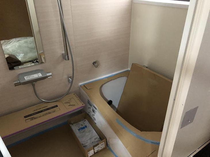 浴槽やカウンター、床は美装が入るまで、段ボールで養生してあります。段ボールには保証書や取扱説明書があり、工事完了後にまとめてお渡しさせて頂きます！担当：中島凌太