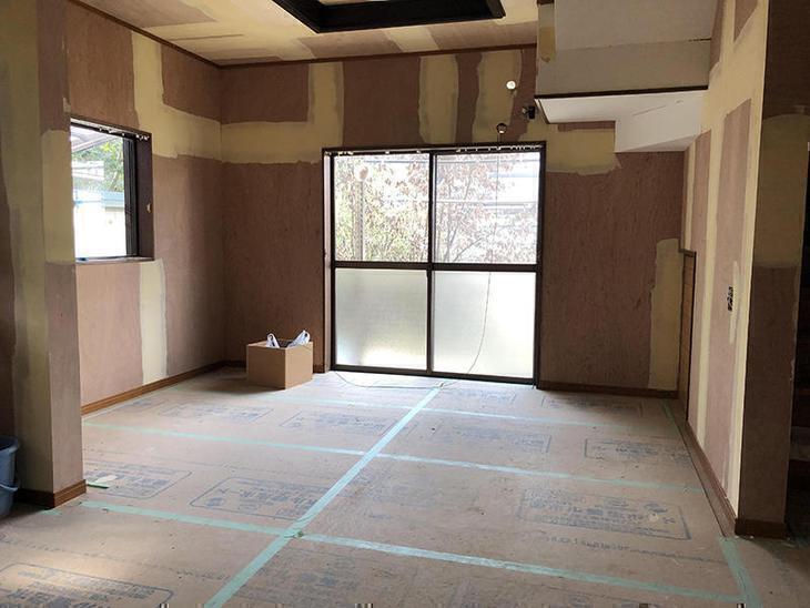 天井・壁すべてにベニヤ板を貼りました。そのため板と板との隙間もあるため、その隙間を補修して壁紙を貼れるようにします！担当：中島凌太