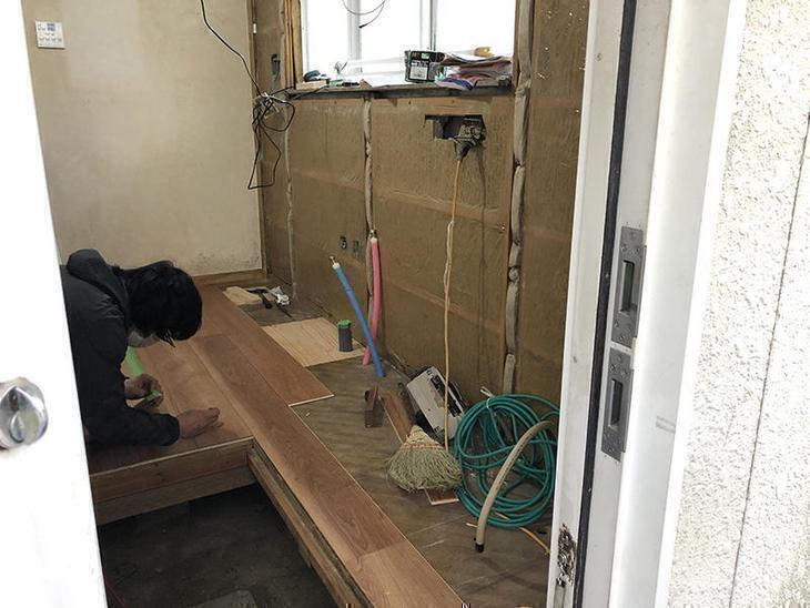 キッチンの解体後に、フローリングを上貼りしてます！あまりにひどい部分のみ部分的な補修した後、既存フロアの上に貼っています。担当：中島凌太