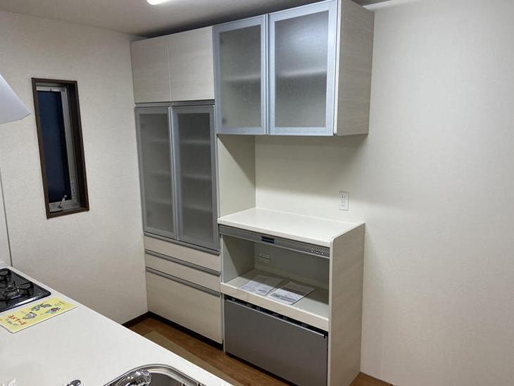 キッチンの後ろにカップボードを組み立てました。担当：上田滉大