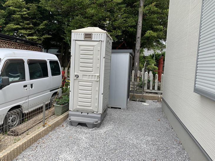 工事期間が長くなるので、工事中に職人や業者さんが使うための、仮設トイレを設置しました！担当：高見
