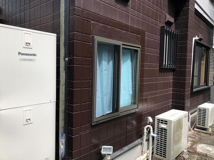 窓を入れ替えたので枠まわりを塗装しました。担当：上田滉大