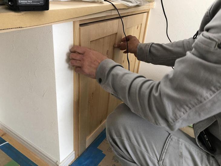 キッチン前の収納扉を建具屋さんに作ってもらいました！フローリングの余りを再利用し、床一帯感のあるかわいい建具に仕上がりました。担当：古屋・高見・白井
