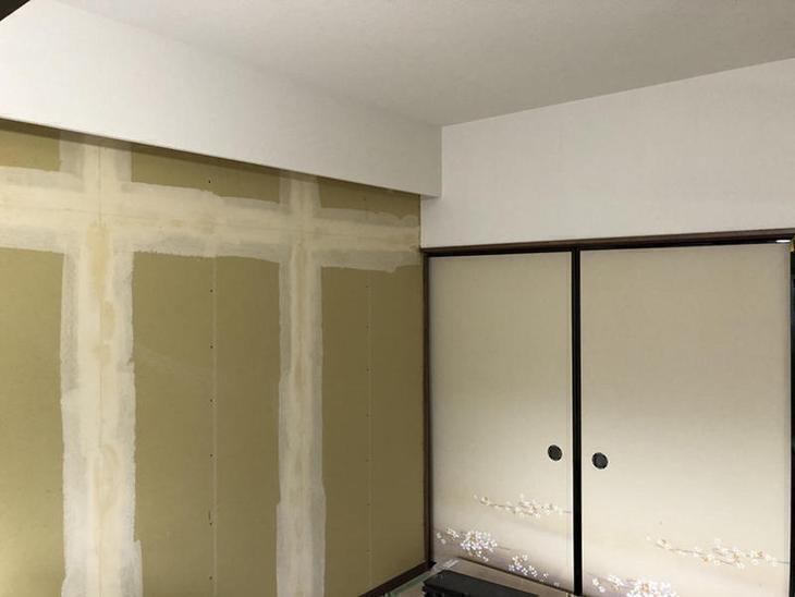 工事も終盤です。メインのクロスもほぼ貼り上がりました。あとはアクセントクロスを貼って、おしゃれなリビング空間を演出します！担当：古屋・高見・白井