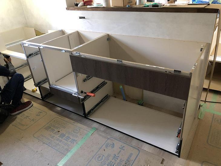 キッチンの組立作業中です！担当：古屋・高見