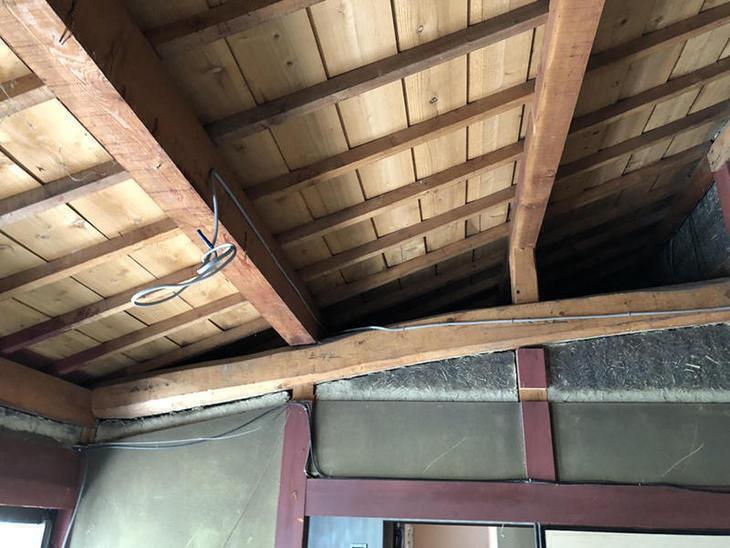 天井がめくれ、下屋の小屋組が見えてきました。立派な小屋組でかっこいいですね。担当：古屋・高見・白井
