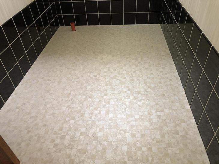 既存トイレを外し、クッションフロア、クロスを張り替えました！ひざ下のタイルは既存を再利用してます！担当：高見