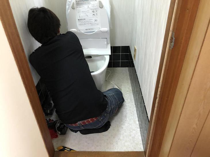 クロス、クッションフロアの貼り替えが終わり、トイレの取付作業中です！担当：高見